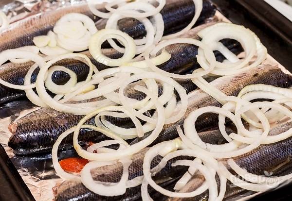 Рыба на луковой подушке в духовке: рецепт пошаговый с фото