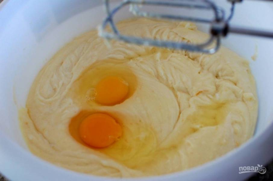 4.	Добавьте яйца в 3 подхода, взбейте смесь миксером после каждого добавления.
