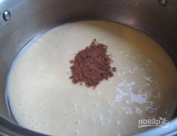 5. Добавьте какао. Впрочем, легко можно обойтись и без него. Вылейте тесто в жаропрочную форму, отправьте в разогретую до 180 градусов духовку.