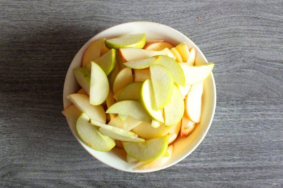 Пока варятся финики, подготовьте яблоки. Вымойте и нарежьте на тонкие дольки.