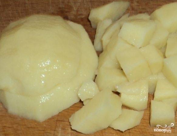 3. Пока обжариваются грибочки и овощи, очистите картофель и нарежьте небольшими кубиками. Отправьте в кипящую воду, подсолите немного по вкусу. 