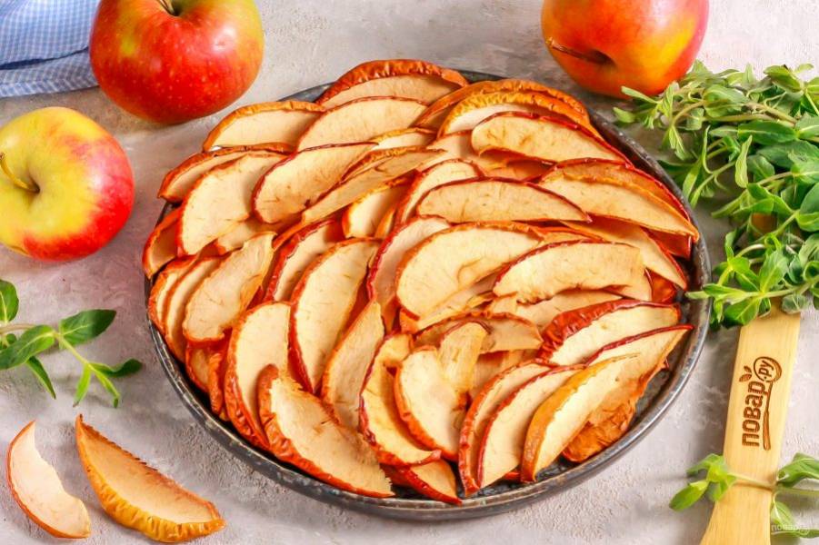 Выложите сушеные яблоки на тарелку или в банку, контейнер с крышкой. Насладитесь вкусом заготовки и поместите ее на хранение в сухое, прохладное место.