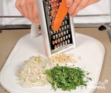 Очищенную морковь натрите на крупной терке, лук, чеснок и петрушку мелко нашинкуйте.