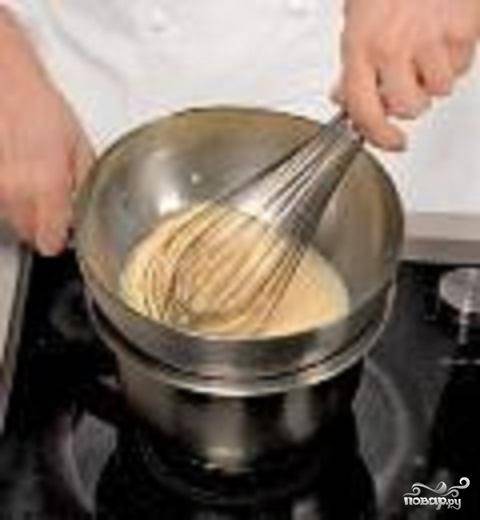 3.	Готовый корж отложить. Надо приготовить заварной крем. В отдельной посуде размешать молоко, сахар и яичные желтки. Поставить на водяную баню и варить, пока не загустеет, постоянно помешивая.  Добавить в крем растворенный желатин, 30 г.