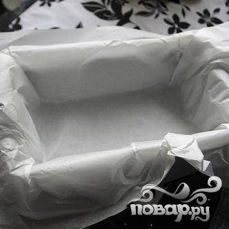 1. Выстелить форму для хлеба пергаментной бумагой, оставляя навесы с каждой стороны. Подготовить большую миску с ледяной водой, отставить в сторону. 