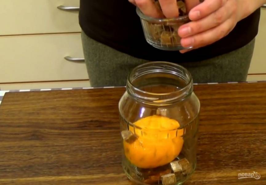 1. С помощью ножа сделайте глубокие надрезы в апельсине и вставьте в него 44 зернышка кофе "Арабика". Поместите апельсин в литровую банку. 