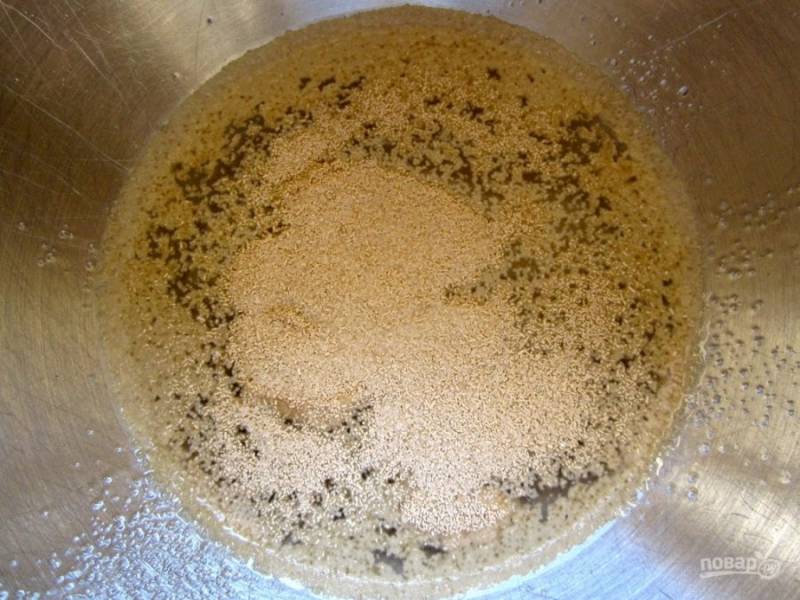 1.	В миску налейте теплую воду и добавьте к ней дрожжи и 2 чайные ложки сахара, перемешайте и оставьте на 10 минут.