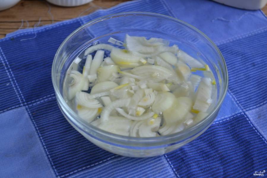 Замаринуйте порезанный лук в водно-уксусном растворе на 15 минут.