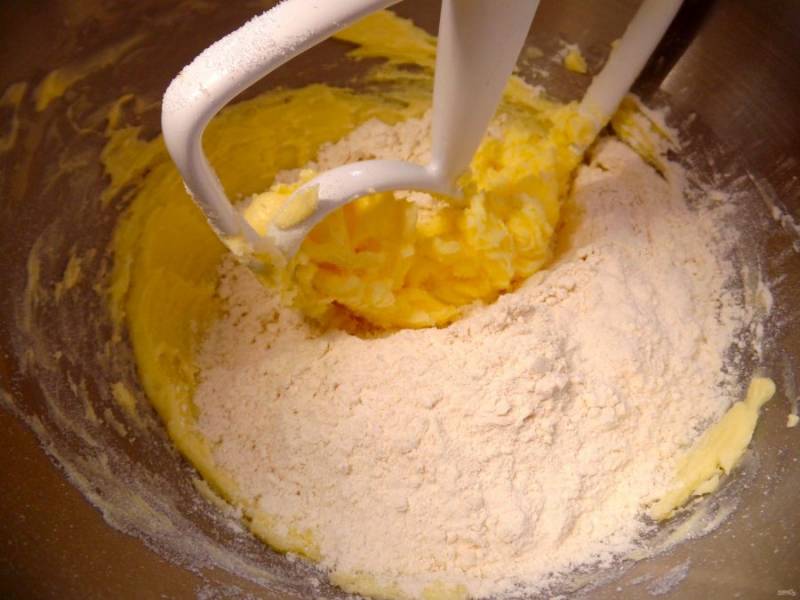 3.	Вымешивайте тесто и добавьте пшеничную муку.