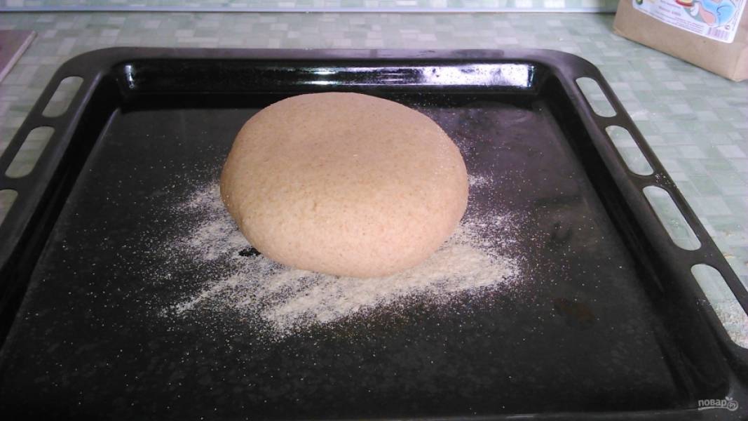 10. Вымесив тесто, формируем хлеб и выкладываем его на подготовленный  противень. Даем время на расстойку (около 20 минут), после чего отправляем в разогретую до 200 градусов духовку на 30 минут.