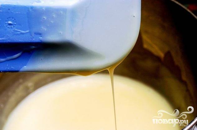 2. Сделать заполнение. Высыпать желатин на молоко в миску и дать постоять 2 минуты для размягчения. Взбить сливочный сыр, яйца, соль и желатиновую смесь в миске электрическим миксером на средней скорости, около 2 минут, затем перемешать осторожно с молочной карамелью. Чтобы приготовить молочную карамель, вылить банку сгущенного молока в кастрюлю с толстым дном, установленную над другой кастрюлей с кипящей водой, и варить на слабом огне, периодически помешивая, в течение 40 до 50 минут, до загустения и карамельного цвета. Снять с огня и взбить до получения однородной массы.