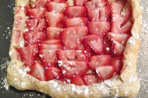 Пирог из слоеного теста со свежей клубникой - вкусный рецепт в духовке с пошаговыми фото