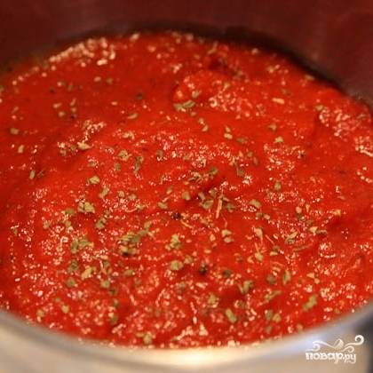 Пока тесто поднимается, займемся соусом. Смешаем в кастрюльке томатную пасту, измельченный чеснок и специи (у меня базилик и орегано).