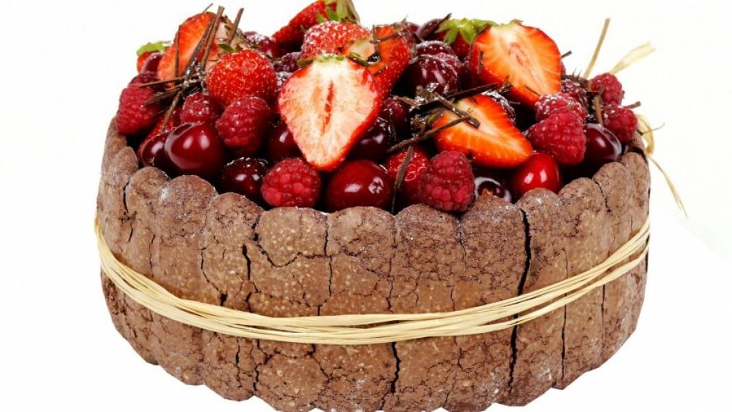 9. Снимите кольцо и обвяжите торт ниткой. Украсьте ягодами, шоколадной стружкой и сахарной пудрой. Приятного аппетита!