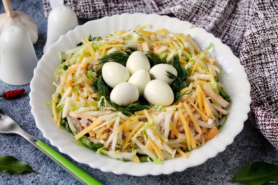 Салат «Гнездо глухаря» с перепелиными яйцами — рецепт с фото пошагово