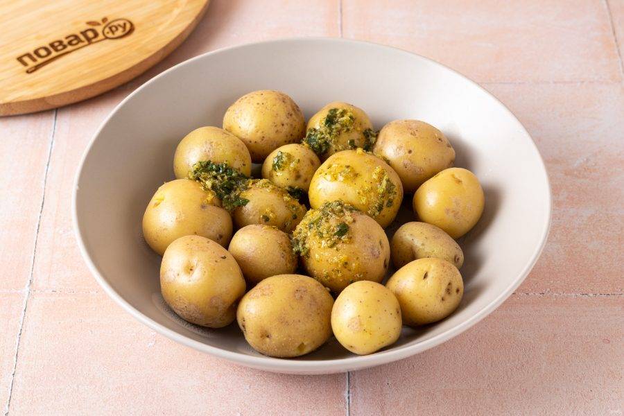 Полейте картофель получившимся маринадом. Перемешайте, чтобы он равномерно распределится.