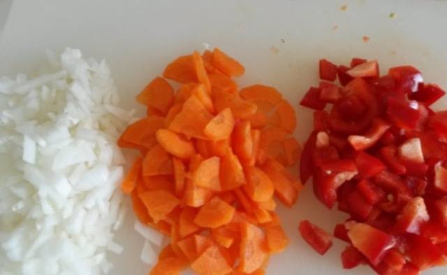 Чистим лук, морковь и перец. Все овощи нарезаем кубиками.