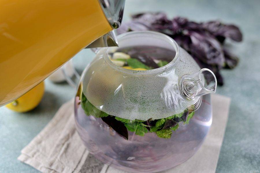 Вскипятите в чайнике воду, дайте ей немного остыть, температура должна быть примерно 85 градусов. Залейте горячей водой травы в чайнике. 