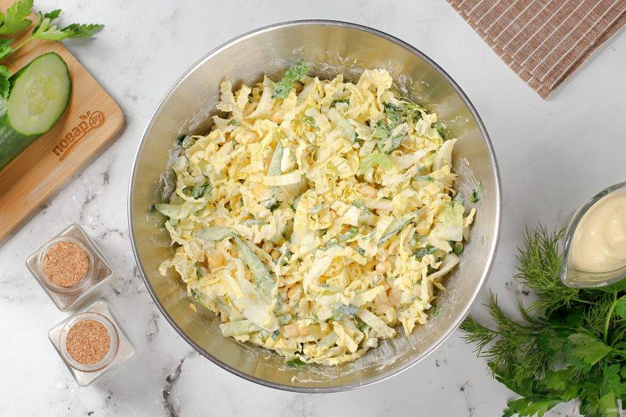 Салат посолите и поперчите, добавьте майонез или сметану и хорошо перемешайте. Салат с пекинской капустой, кукурузой и яйцом готов.
