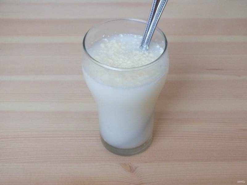 Растворите в теплой воде сухое молоко.