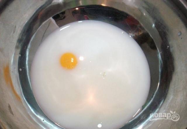 В жидкость добавьте яйцо и соль.
