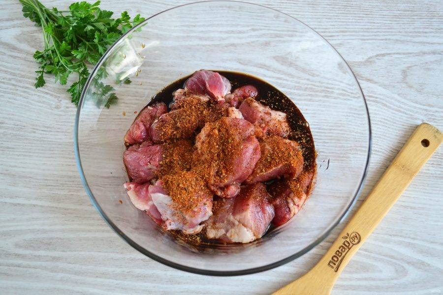 Выложите мясо в большую миску, залейте соевым соусом, добавьте любимые специи для шашлыка.