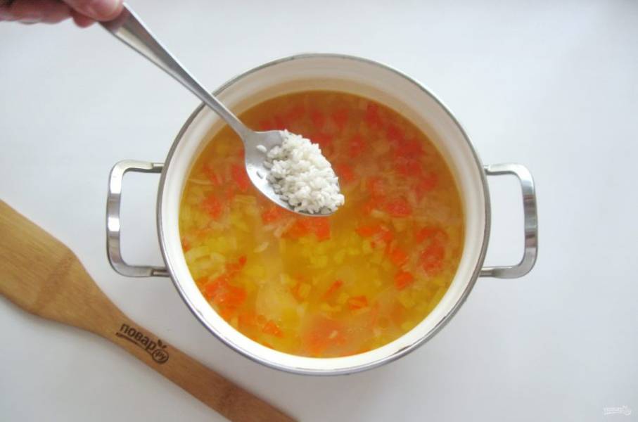 Когда овощи в супе будут почти готовы, добавьте рис, который предварительно хорошо помойте. Посолите суп по вкусу.