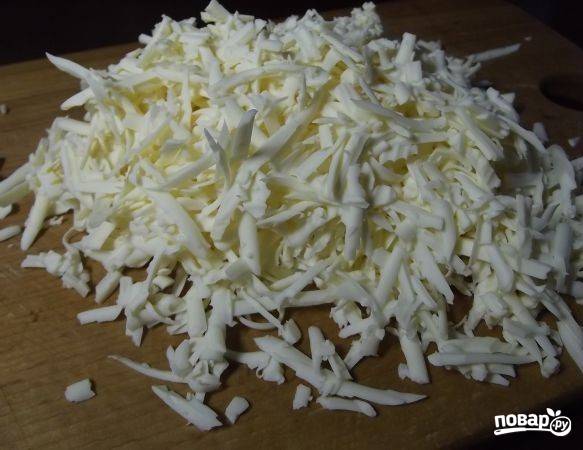 2.	Плавленый сыр заранее отправляю в морозильник на 10-15 минут, затем измельчаю его с помощью крупной терки.