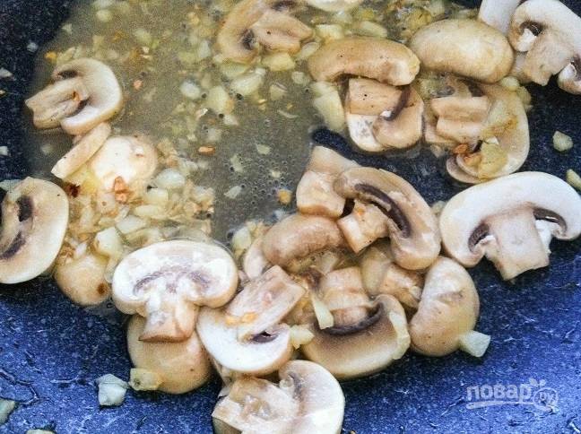 3. Далее в сковороду добавьте грибы слайсами. Обжарьте их до мягкости, иногда помешивая. Потом влейте воду из-под спагетти и соевый соус.