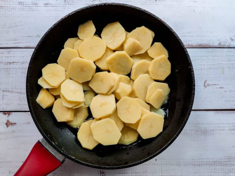 В хорошо разогретую сковороду с растительным маслом выложите картофель. Жарьте картофель 10-12 минут.