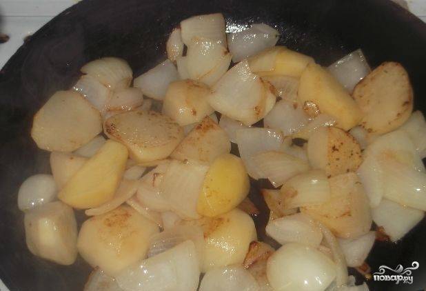 Тушите баклажаны, тыкву и морковь до готовности. Потом на этой же сковороде обжарьте картофель в масле с луком (около 7 минут).