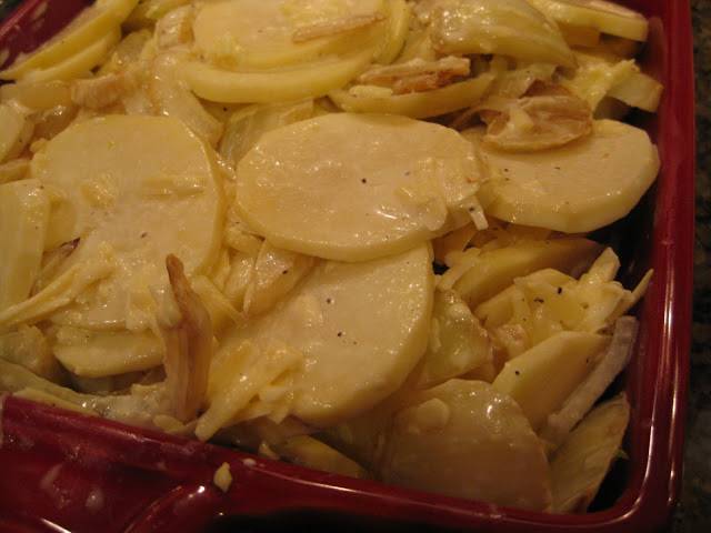 Форму для выпечки смажьте сливочным маслом, распределите в ней картофель, сверху немного посыпьте тертым сыром. 
