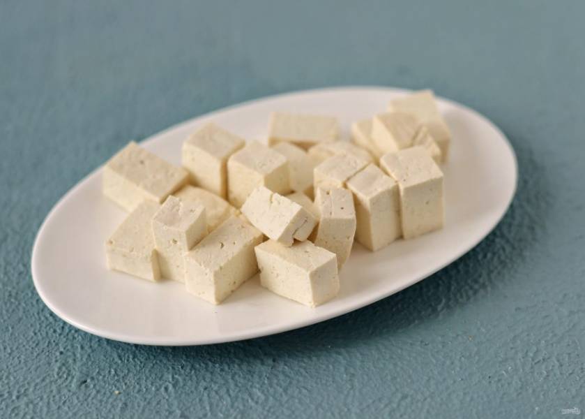 Тофу нарежьте на кубики среднего размера. 