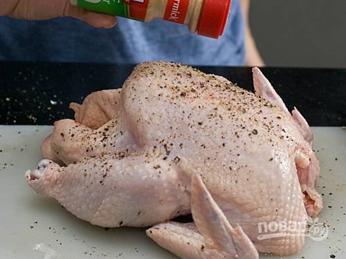 2. Цыпленка посыпьте солью, перцем и чесночным порошком, предварительно смазав оливковым маслом.