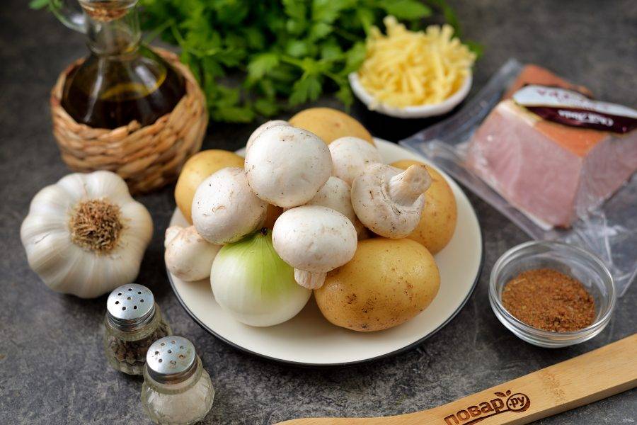 Подготовьте ингредиенты. Лук и чеснок почистите, помойте вместе с грибами и картошкой под проточной водой. Кожуру на картофеле лучше потереть кухонной губкой. 
