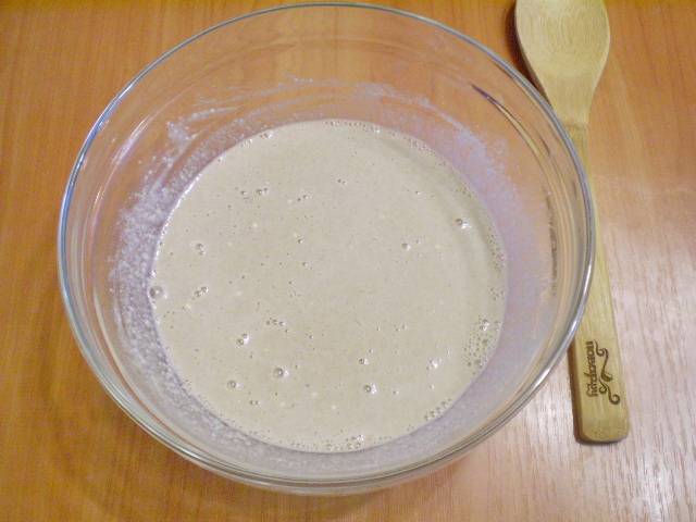 Оставшимся молоком доводим тесто до нужно консистенции, как на обычные блины.