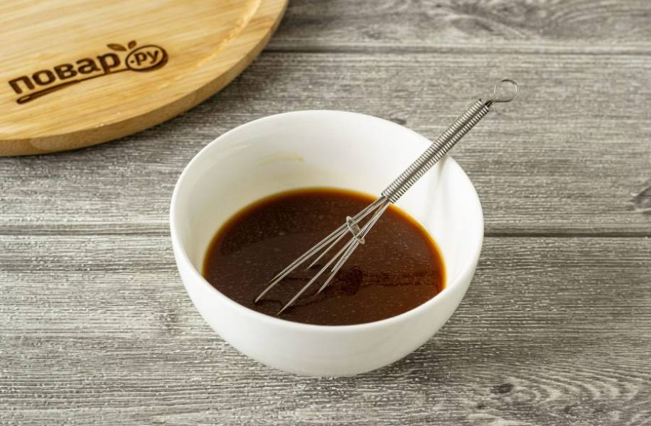 Для соуса смешайте сироп топинамбура, воду, соевый соус и крахмал до однородности.