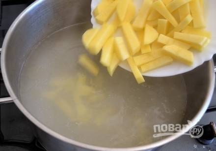Потом из бульона достаньте курицу, а вместо неё добавьте картофель.