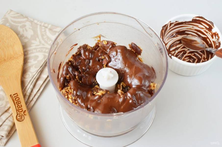 Добавьте растопленный черный шоколад, для этого отправьте шоколад в микроволновку на 1-2 минуты.