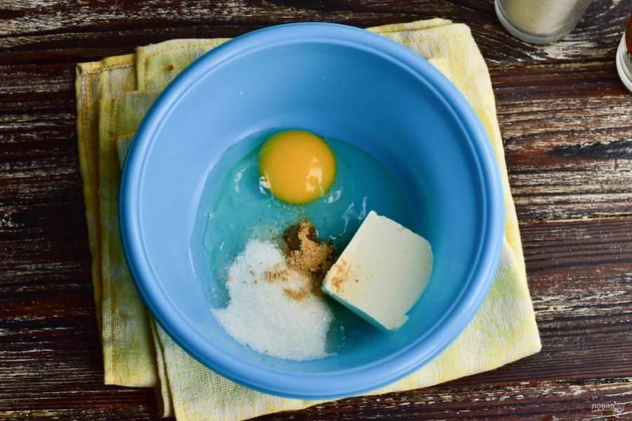 В миску вбейте яйцо куриное, всыпьте соль, сахар, имбирь, выложите сливочное масло.