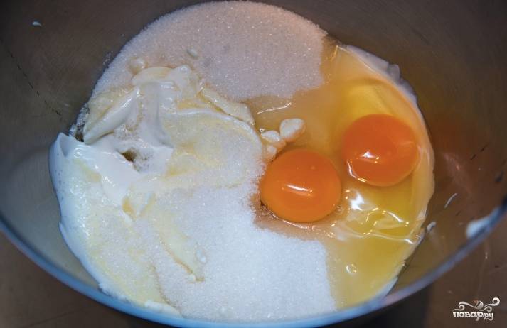 Для начала приготовьте тесто, смешав два стакана сахара, сметану и яйца. Взбейте это блендером. Затем в тесто высыпьте муку с разрыхлителем. Муку лучше просеять, тогда бисквит будет нежнее.