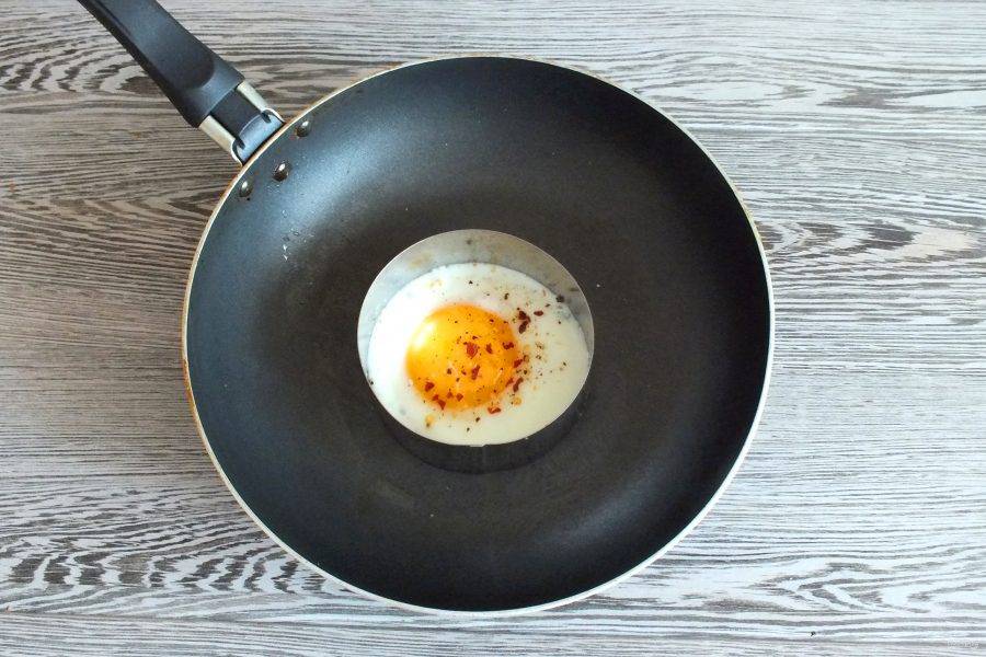 Бургер с яйцом на завтрак