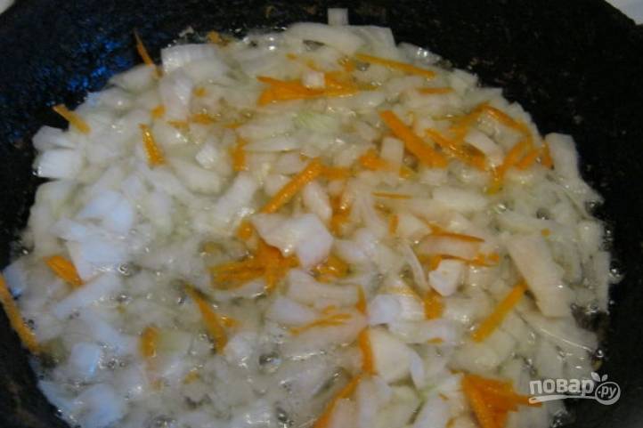 Морковь трем на терке. Лук репчатый измельчаем. Обжариваем овощи на растительном масле в сковороде до золотистости.