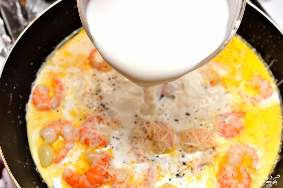 Помешайте. Залейте молоко с кукурузным крахмалом в сковороду, протушите, доведите соус до загустения (после закипания тушите примерно 2-3 минуты).