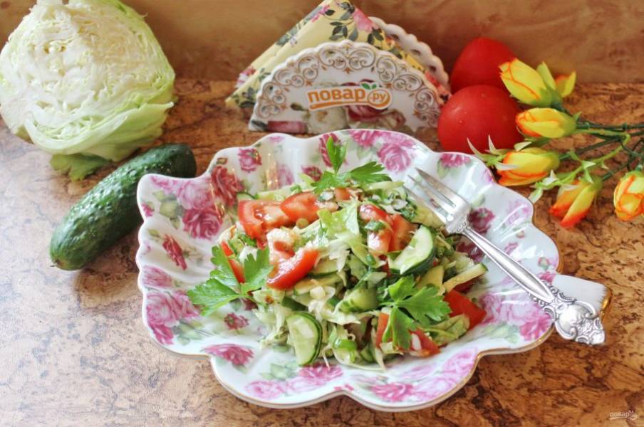 Салат с капустой, помидорами и огурцами готов. Можно подавать к столу.