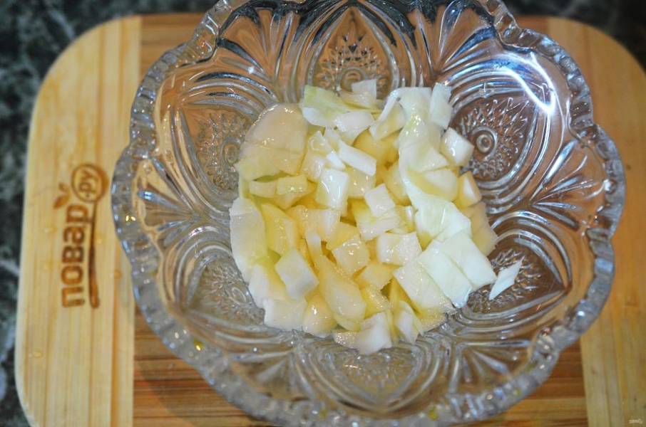5. Первым слоем в салатник выложите капусту и немного майонеза.