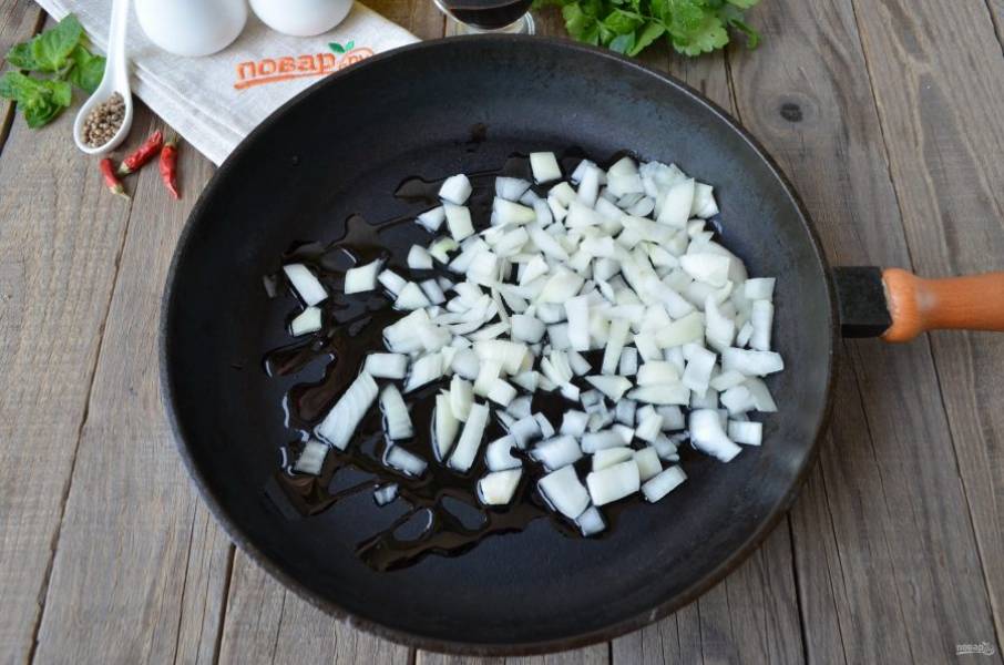 Разогрейте сковороду с растительным маслом и обжарьте до полуготовности лук.
