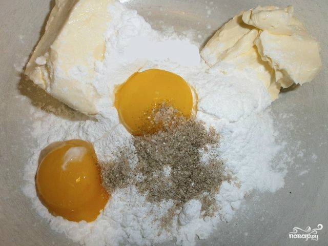 2. В глубокой миске смешайте сахар, растопленное сливочное масло и ванильный сахар.