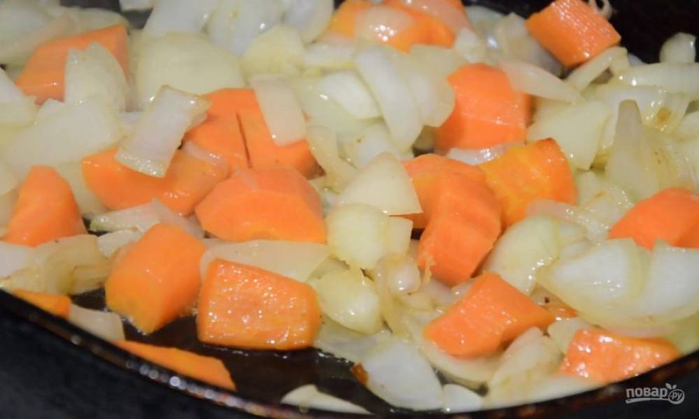 Для начала разогрейте растительное масло в сковороде. Крупно нарежьте лук и морковь и отправьте тушиться. 