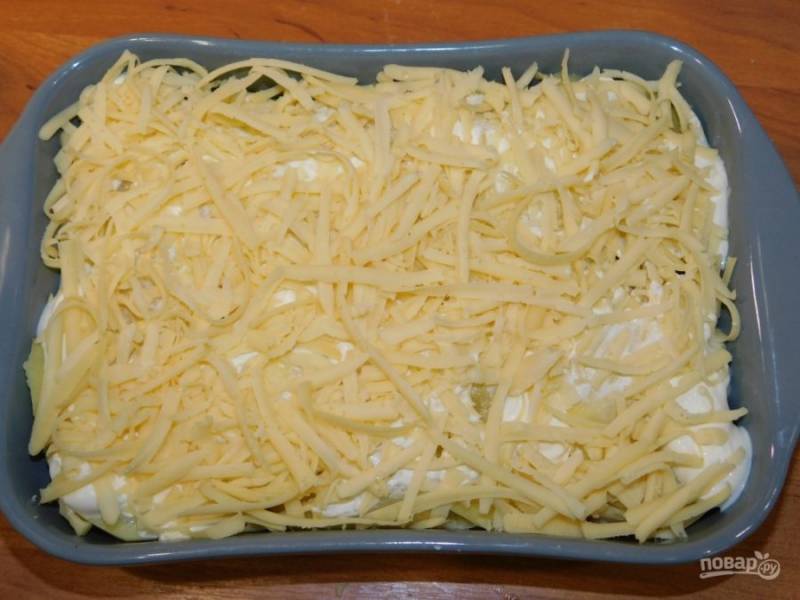 Посыпьте тертым сыром и поставьте в духовку, разогретую до 180 градусов, на 40 минут.